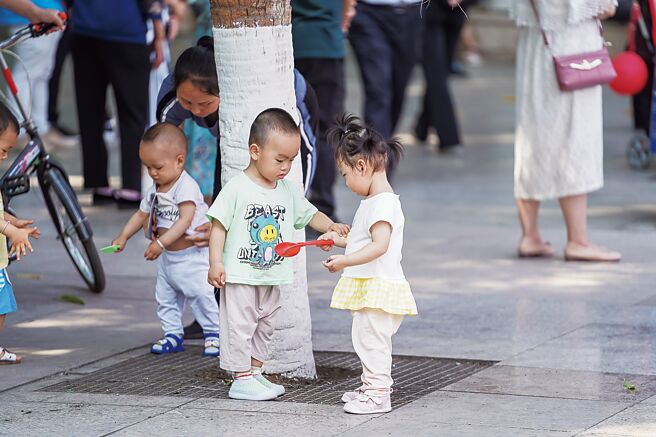 在「二孩潮」效应下，让今年秋天大陆各地将面临「最难上学」的考验。近日，多地发布2023年中小学学位预警。图为广西百色人民公园里的小孩。（中新社）