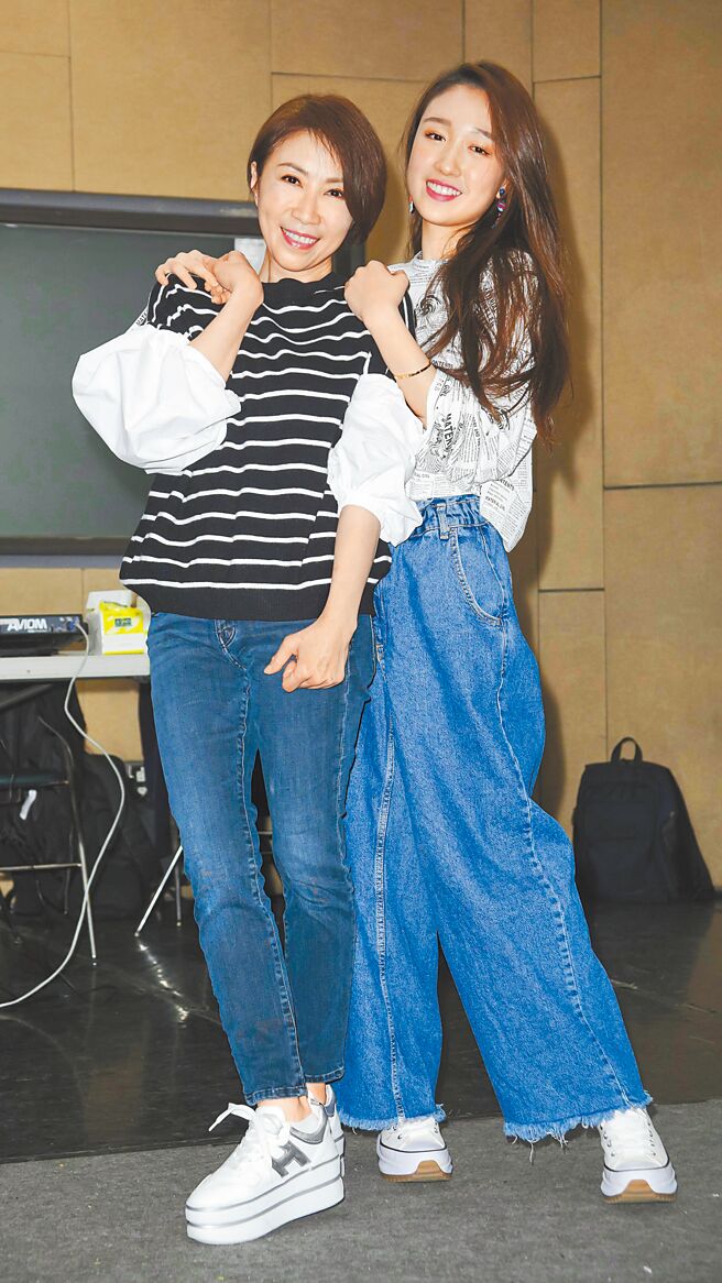 李翊君（左）前几年开唱，邀女儿香奈儿同台合作。（资料照片）