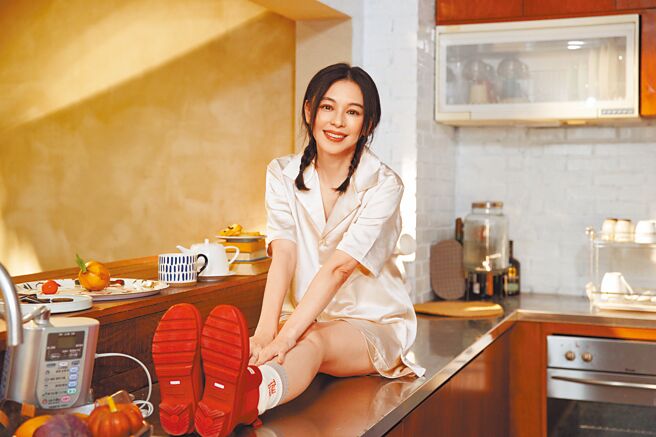 徐若瑄日前拍摄新歌MV，穿上睡衣秀出私下居家模样。（索尼音乐提供）