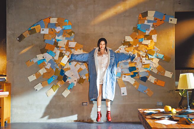 徐若瑄把粉丝亲笔信的信封制作成超大型「翅膀」，成为MV最重要的元素。（索尼音乐提供）