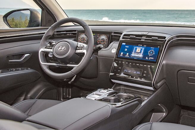 中央10.25吋触控多媒体系统，同时整合空调功能。（陈大任摄）