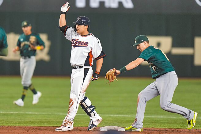 韩国代打姜白虎（左）7局下挥出二垒打，庆祝时得意忘形离开垒包，被澳洲二垒手葛兰丁寧机灵的触杀出局。（美联社）