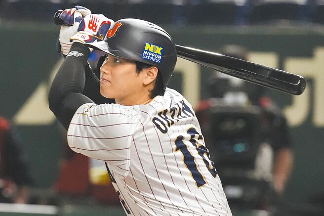 大谷翔平在4局下击出相反方向的两分打点二垒打。（美联社）