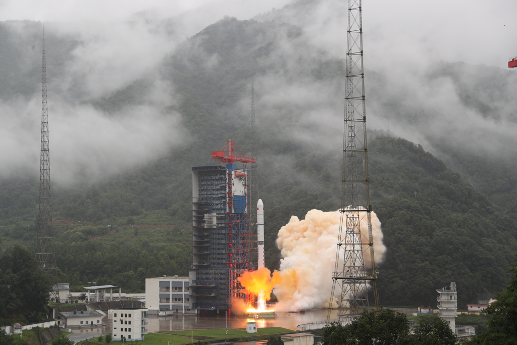 中國大陸去年6月發射載運軍用間諜衛星的「長征二號丁」火箭，在美國當地時間7日於德州上空無預警重返並解體，引發批評。圖為長征二號丁火箭發射升空。（圖／新華社）