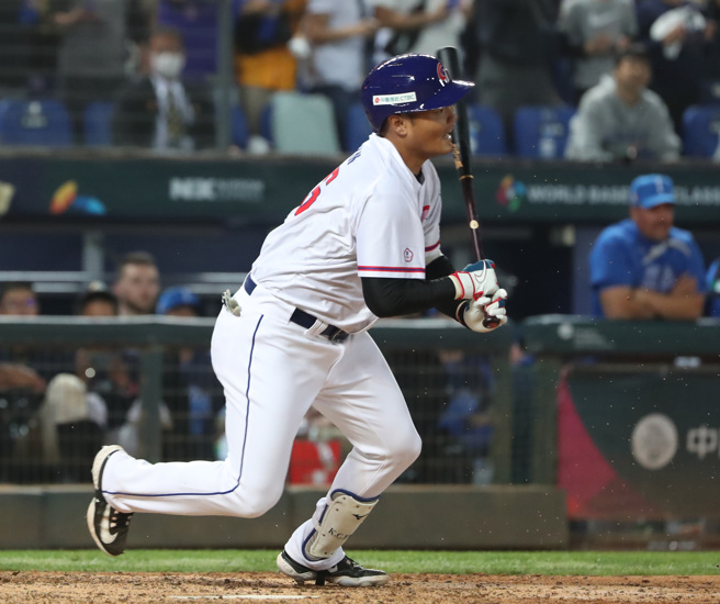 范国宸在7局代打敲出超前分内野安打。（郑任南摄）