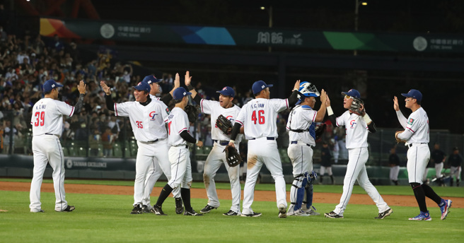 中华队击败义大利，全队赛后开心庆祝。（郑任南摄）
