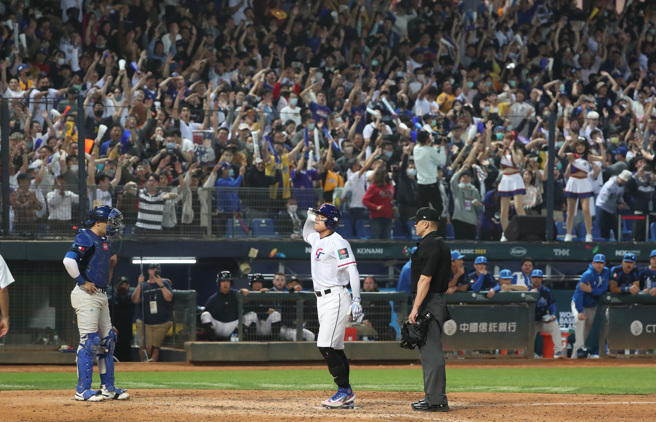 张育成开轰后回本垒时比出敬礼手势。（郑任南摄）