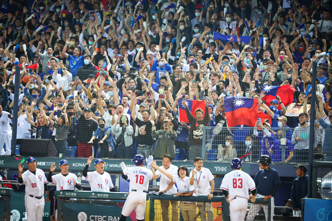 经典赛预赛，张育成2分炮追平义大利，球迷超嗨。(中央社)