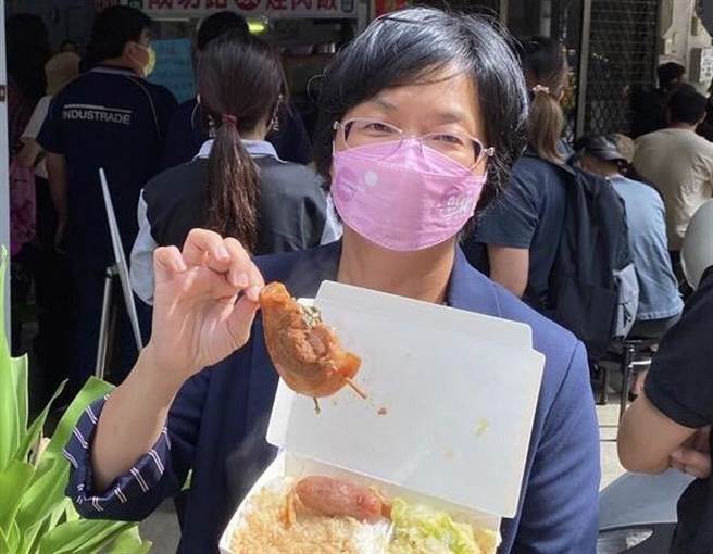 彰化县长王惠美宣布，今天晚上7点将发放400份爌肉饭及200份肉圆。（彰化县政府提供／吴建辉彰化传真）