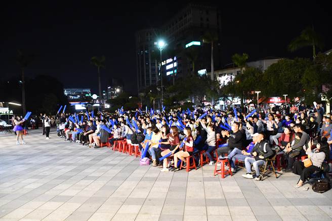 2023世界经典棒球赛中华队第二场比赛10日晚间对上义大利，彰化县政府前广场直播吸引上百球迷守候，彰化县长王惠美也守候在现场。
