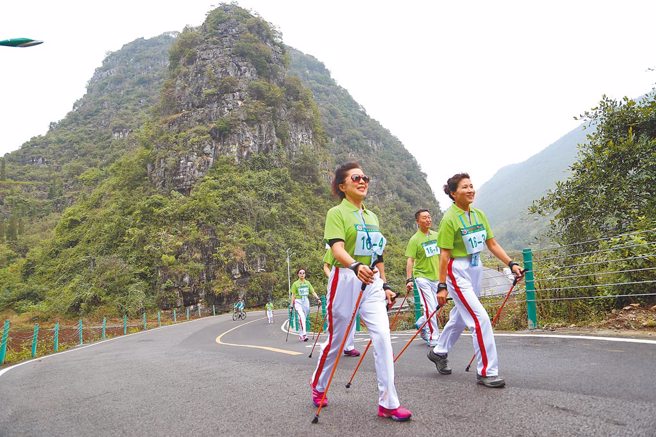 中等强度运动除了快走之外还有跳舞、骑自行车、野外健行等等，只要是能提高心率、促进呼吸的运动都算在内。（图／新华社）