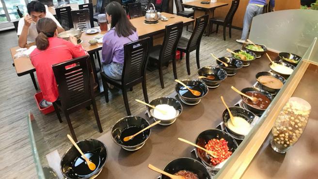 小火鍋是外食族減重的好選擇，但建議避免吃精緻澱粉如麵、飯，同時沾醬也要避免熱量較高的沙茶醬。（圖／報系資料庫）