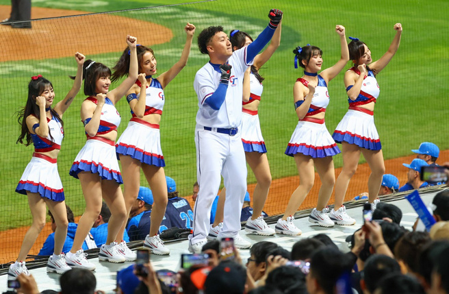 中华队今晚赢义大利，场边啦啦队和球迷功不可没。（图／中央社）