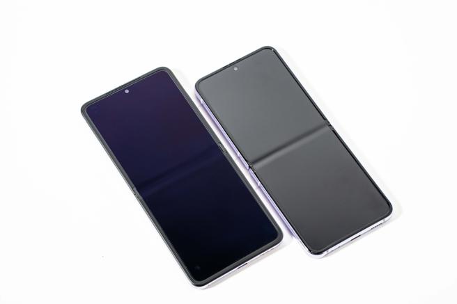三星Galaxy Z Flip4（右）与OPPO Find N2 Flip相比，折痕较深。（石智中摄）