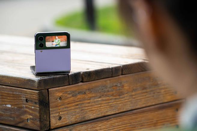 使用三星Galaxy Z Flip4以外萤幕配上主镜头拍照时，因萤幕较小难以看到整体构图，但拍照成像相当自然，色彩、光暗对比都相当得宜。（石智中摄、手机实拍画面）