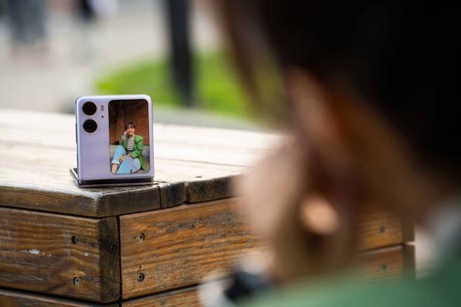 使用OPPO Find N2 Flip以外萤幕配上主镜头拍照时，就能轻松看到整体构图，不过拍人像时美肌感会较重，喜欢美肌滤镜较强的使用者比较适合。（石智中摄、手机实拍画面）