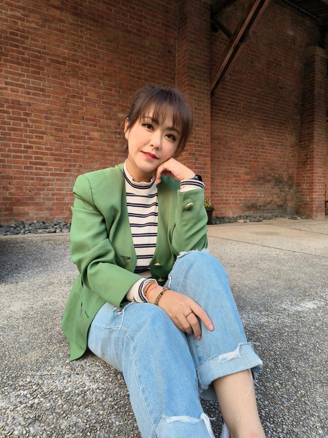 使用OPPO Find N2 Flip以外萤幕配上主镜头拍照时，就能轻松看到整体构图，不过拍人像时美肌感会较重，喜欢美肌滤镜较强的使用者比较适合。（石智中摄、手机实拍画面）