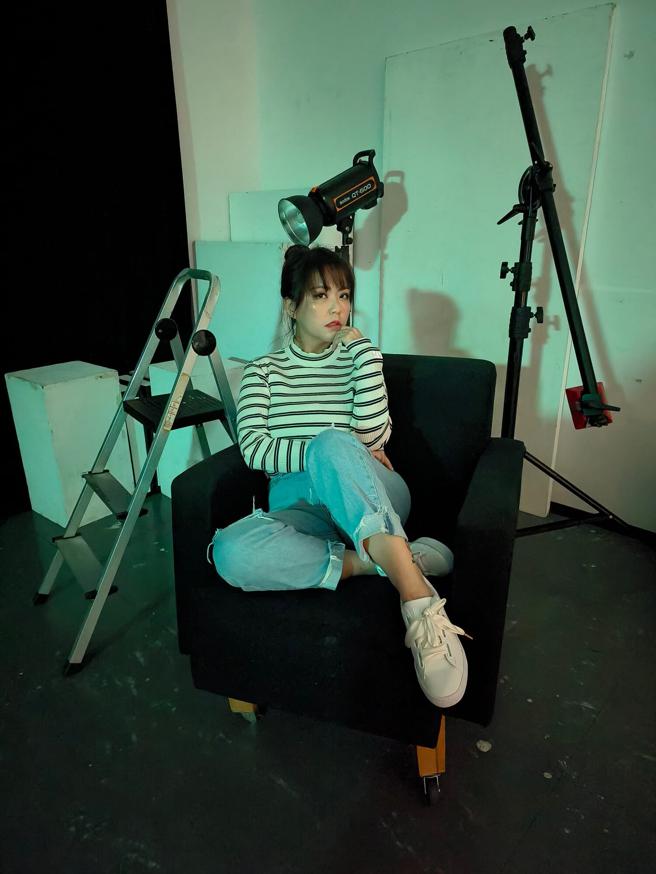 使用OPPO Find N2 Flip进行夜拍时，曝光速度相当快，特别在低光源环境拍人像时，人物也不用定格太久，成像也充满了锐利且氛围感较重。（手机实拍画面）