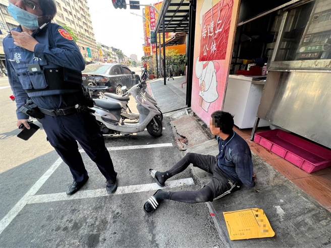 穿着拖鞋的范姓移工，拔腿狂奔约200公尺后，仍被警方逮到。（翻摄照片／高雄洪靖宜传真）