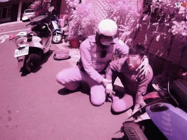 穿着拖鞋的范姓移工，拔腿狂奔约200公尺后，仍被警方逮到。（翻摄照片／高雄洪靖宜传真）