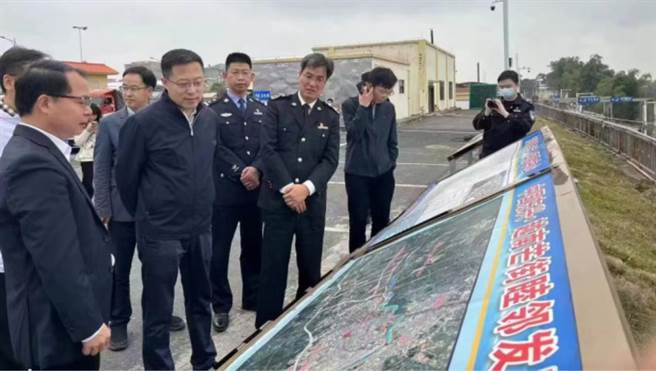 中国外交部边界与海洋事务司副司长赵立坚巡视中越边境。（摘自微博）