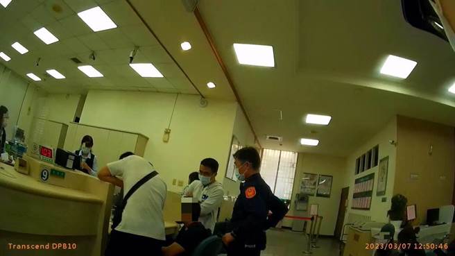 28岁张男到大里区中兴路一家银行临柜要结清帐户，行员发现有异报警。（雾峰警分局提供／冯惠宜台中传真）