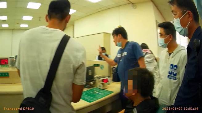 28岁张男到大里区中兴路一家银行临柜要结清帐户，行员发现有异报警。（雾峰警分局提供／冯惠宜台中传真）