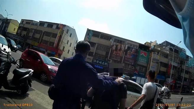 28岁张男到大里区中兴路一家银行临柜要结清帐户，行员发现有异报警，警方也将张男带回派出所厘清案情。（雾峰警分局提供／冯惠宜台中传真）