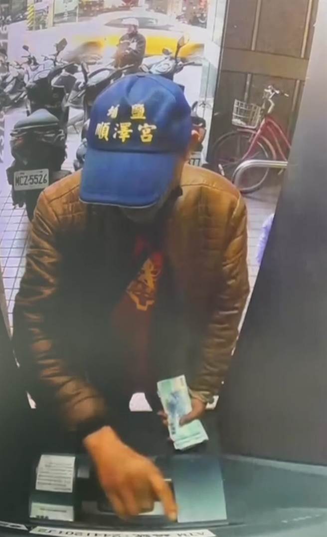 陈嫌带着被称作「冠军神帽」的埔盐顺泽宫帽子提领赃款，但依然难逃法网。（警方提供）
