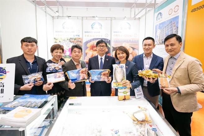 高雄市长陈其迈7日于东京食品展与立法委员邱议莹，为高雄海味厂商加油打气。（柯宗纬翻摄）