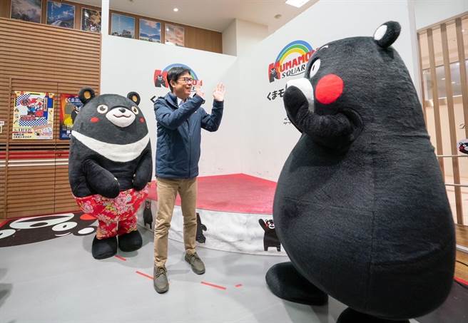 高雄市长陈其迈9日与高雄熊，为熊本熊庆生。（柯宗纬翻摄）