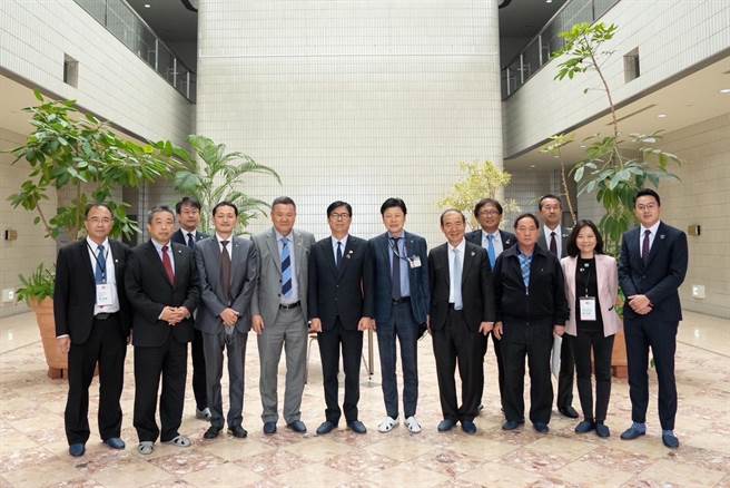 高雄市长陈其迈9日率领南六企业黄清山董事长（右3）、驻龙精密机械王昆生董事长（左4）、长兴材料工业潘金城副总（左1）等高雄在地企业，拜会半导体设备大厂Meistier工藤正也社长（右5），双方交流热络。（柯宗纬翻摄）