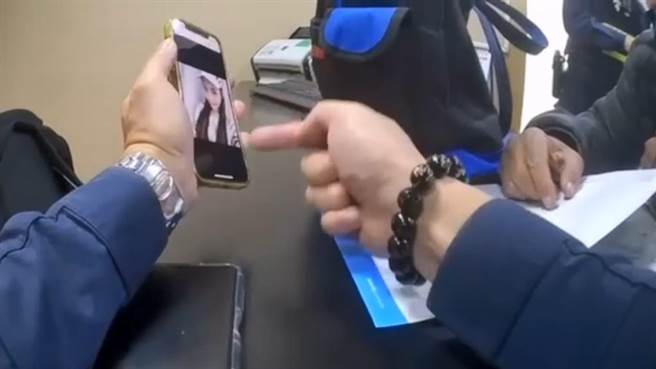 高雄一名70歲陳姓男子看到網路上有投資訊息，隨即加入號稱「穩賺不賠」的LINE詐騙群組，群組內充滿美女頭貼的「經理、老師」，老師們除了會貼心問候群組內的成員外，還會教導「假的」投資方式。（高市鳳山分局提供／楊舒婷高雄傳真）