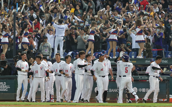 中华队对上义大利打线发挥，终场以11：7夺下棒球经典赛首胜。（图／郑任南摄）