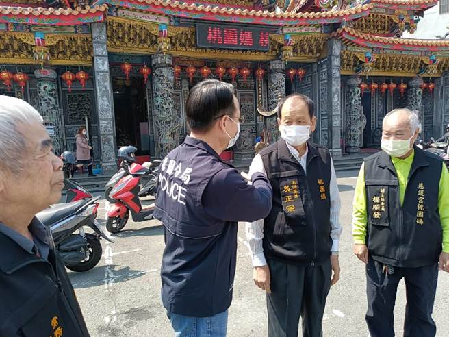桃警跟慈护宫主委吴正宗沟通交管。(翻摄照片／蔡依珍桃园传真)