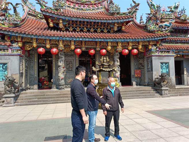 桃警跟景福宫沟通交管。(翻摄照片／蔡依珍桃园传真)