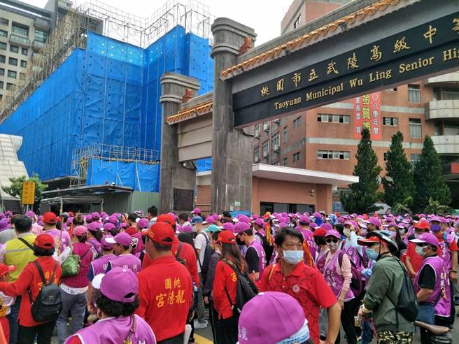 龙德宫过去回銮盛况。(翻摄照片／蔡依珍桃园传真)