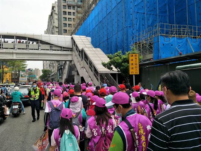 龙德宫过去回銮盛况。(翻摄照片／蔡依珍桃园传真)