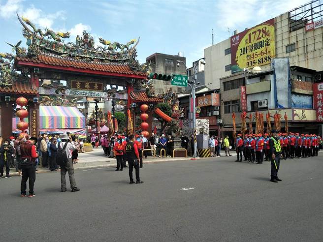 龙德宫过去回銮盛况。(翻摄照片／蔡依珍桃园传真)