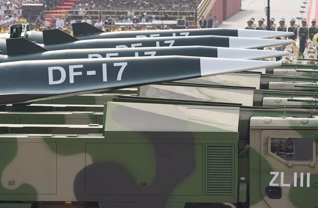 中国大陆东部战区从4月8日起，展开为期三天的环台军演「联合利剑」，而这一次解放军的「火箭军」也在军演行列中。图为共军展示东风17。（资料照片／新华社）