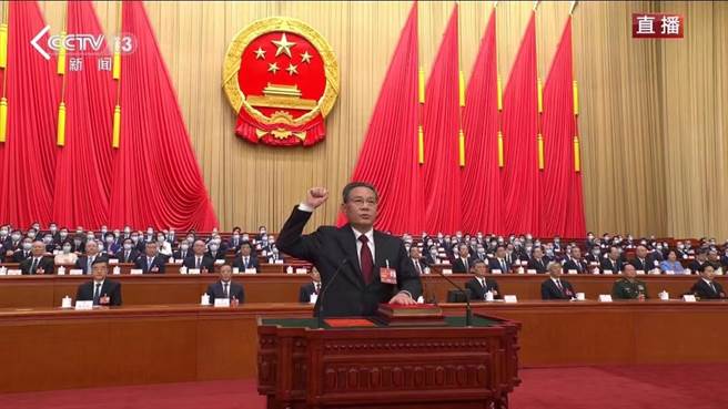 习近平签署主席令任命李强为国务院总理，李强13日将出席中外记者会。（央视新闻截图）