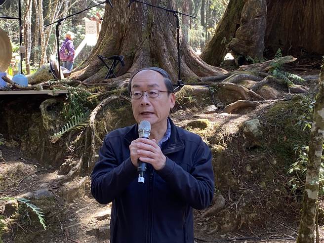 嘉义林管处长张岱宣布今年阿里山花季开跑。（廖素慧摄）