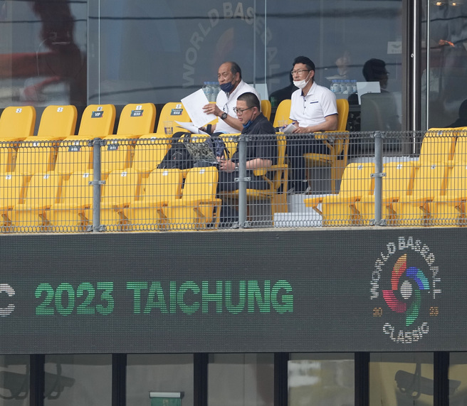 西武狮总经理渡边久信（左）特地飞来台湾看经典赛，主要目的是观察吴念庭调整状况。（悍创运动行销提供）