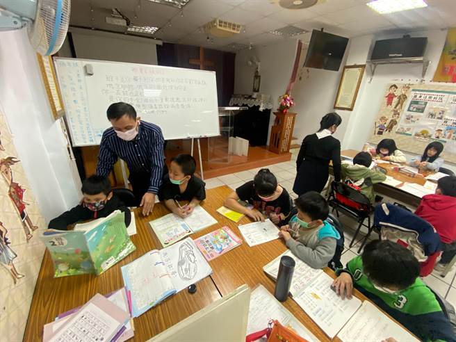 新竹市香山区荣光教会传道的牧师姜宏达，打造「香山孩子们的秘密基地」，照顾40余位孩子。（陈育贤摄）