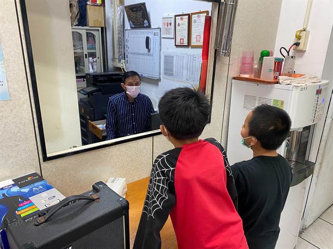 新竹市香山区荣光教会传道的牧师姜宏达，打造「香山孩子们的秘密基地」，照顾40余位孩子。（陈育贤摄）