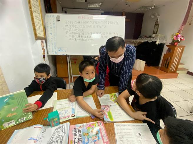 新竹市香山区荣光教会传道的牧师姜宏达，打造「香山孩子们的秘密基地」，照顾40余位孩子。（陈育贤摄）