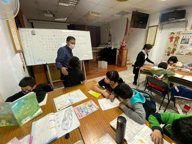 新竹市香山区荣光教会传道的牧师姜宏达，打造「香山孩子们的秘密基地」，照顾40余位孩子。（陈育贤摄）
