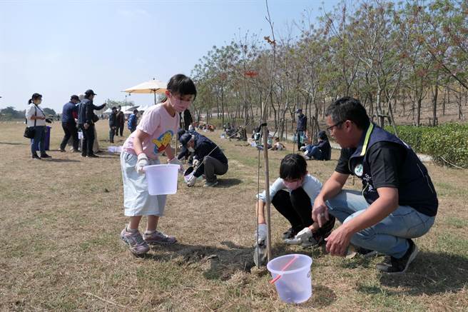 第5河川局在北港溪雲林縣北港鎮1號堤段舉辦植樹活動，響應2050淨零碳排。（張朝欣攝）