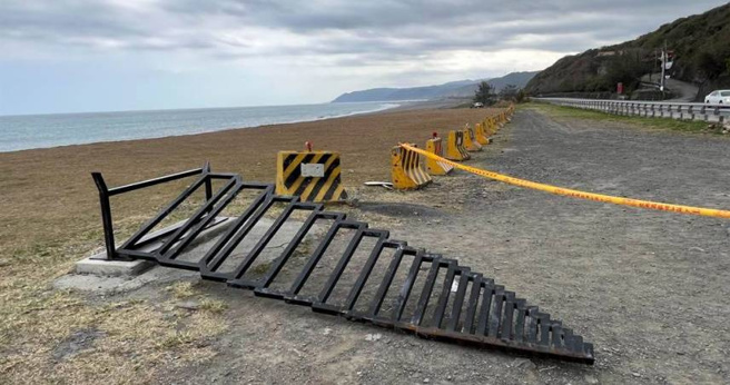 「通往天堂的階梯」遭白目遊客攀爬倒塌，藝術家無奈發聲：不會修復該作品。(讀者提供)