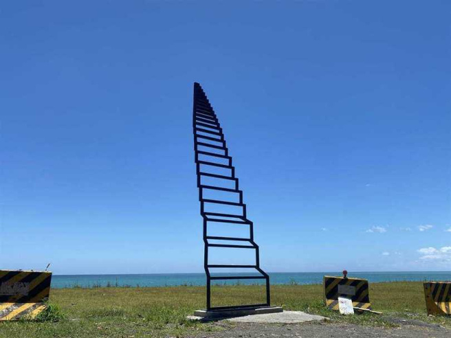 「通往天國的階梯」理念獨特，在藍天白雲下更顯別緻，展出後立刻大受歡迎，許多遊客爭相到此打卡。（圖／報系資料照）